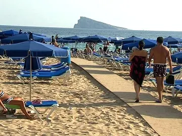 Veraneantes en una playa española Veraneantes en una playa española