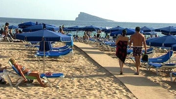 Veraneantes en una playa española