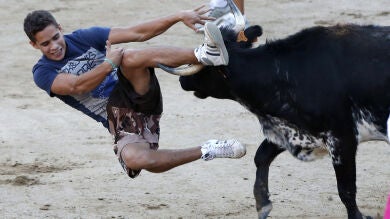 El hijo de Ortega Cano, cogido en los encierros de San Sebastián de los Reyes
