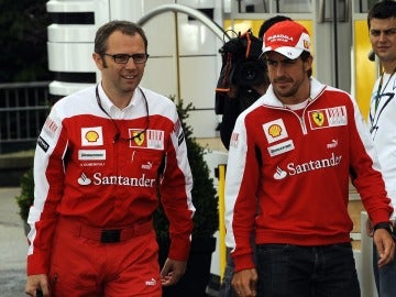 Domenicali y Alonso, en el paddock de Spa