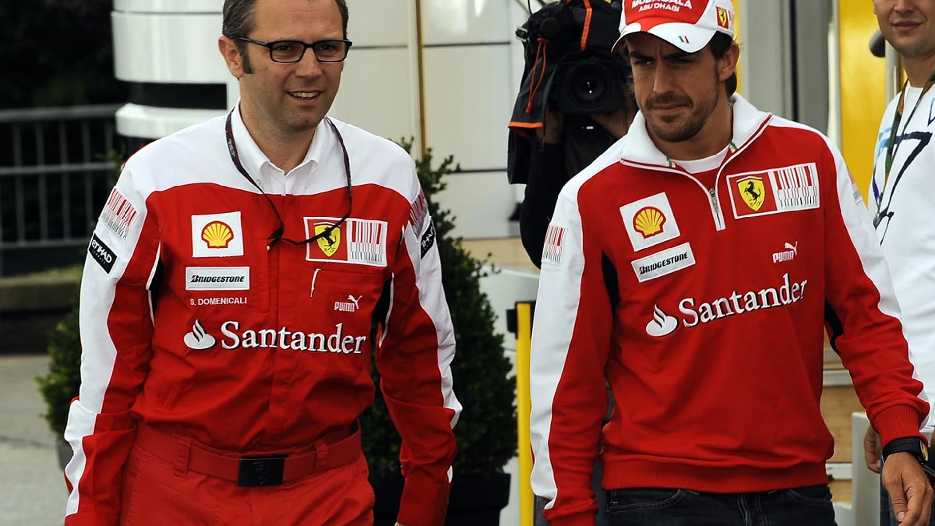 Domenicali y Alonso, en el paddock de Spa