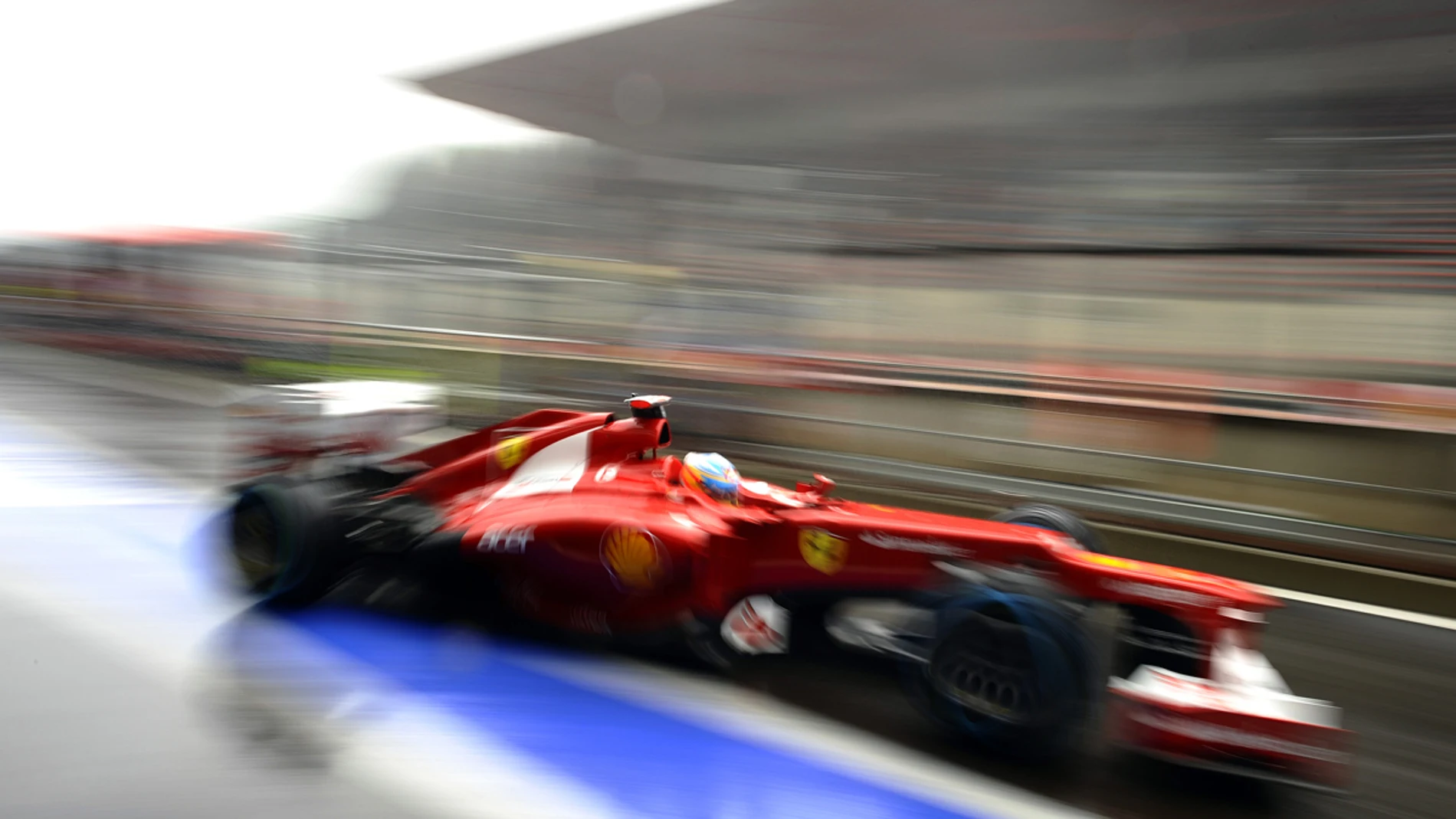 Alonso en el pit lane con Ferrari