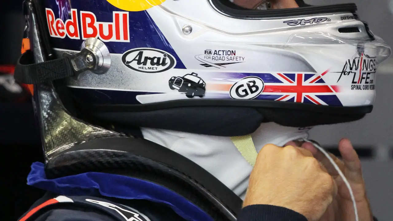 Vettel se coloca el casco