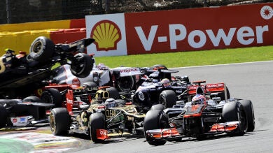 Grosjean provoca el caos en la salida de Spa y se lleva por delante a Hamilton y Alonso