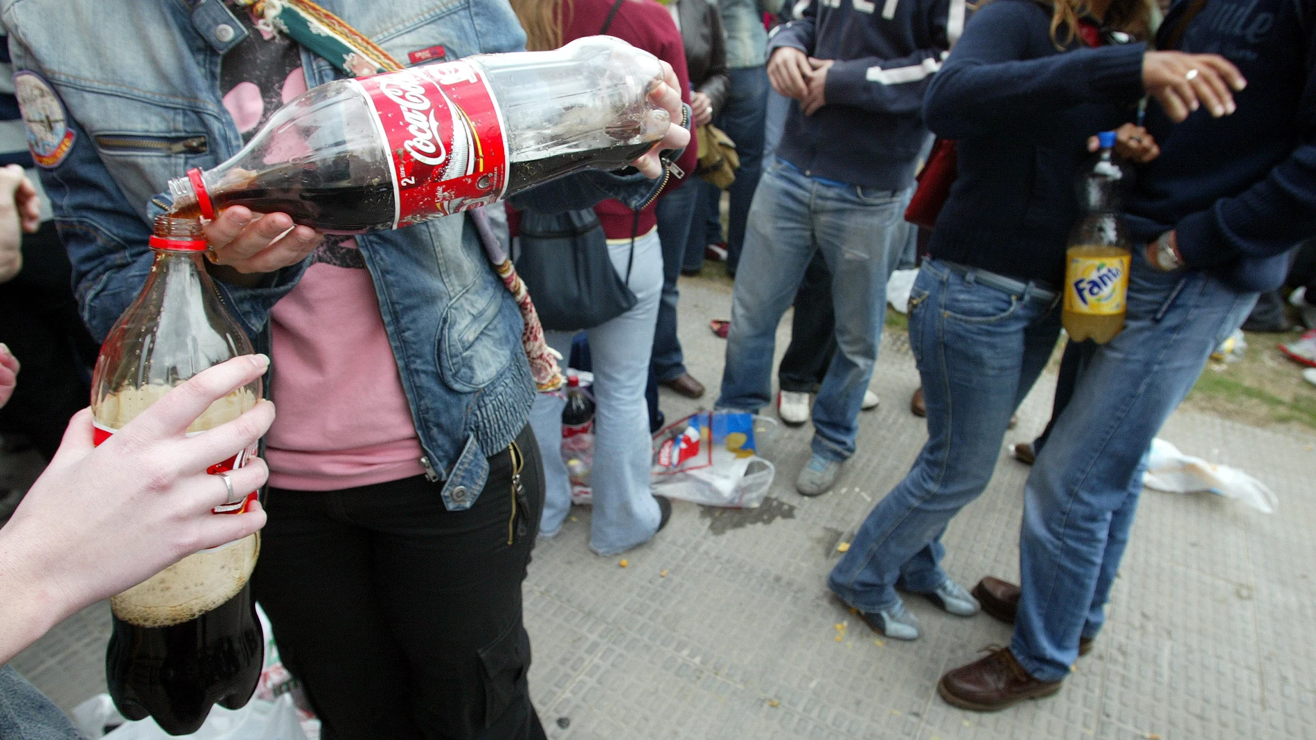 Unos jóvenes en un 'Botellón' Unos jóvenes en un 'Botellón'