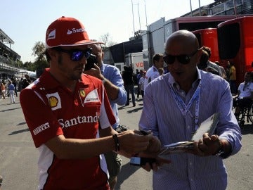 Alonso caminando por el paddock de Monza