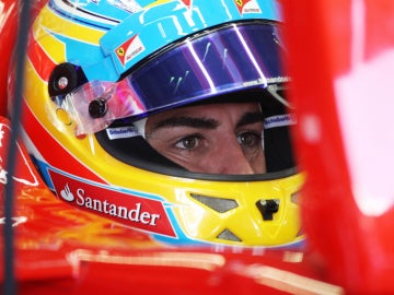 Alonso mira los tiempos en su Ferrari
