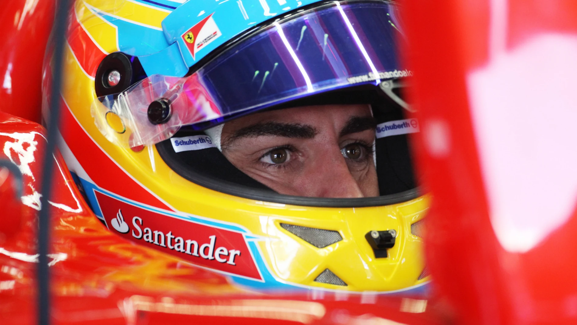 Alonso mira los tiempos en su Ferrari