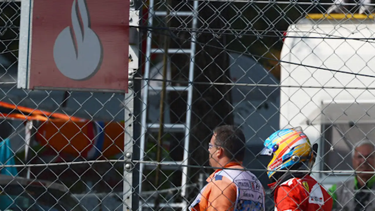 El F2012 de Alonso se queda parado en los Libres 1