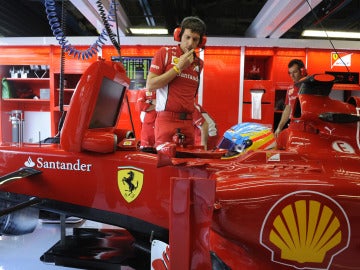 Alonso, en el box de Ferrari