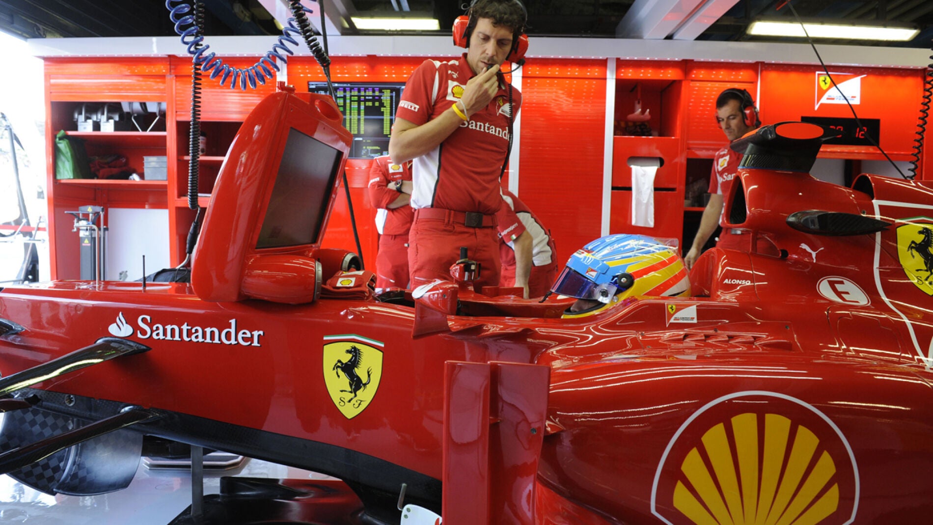 Alonso, en el box de Ferrari
