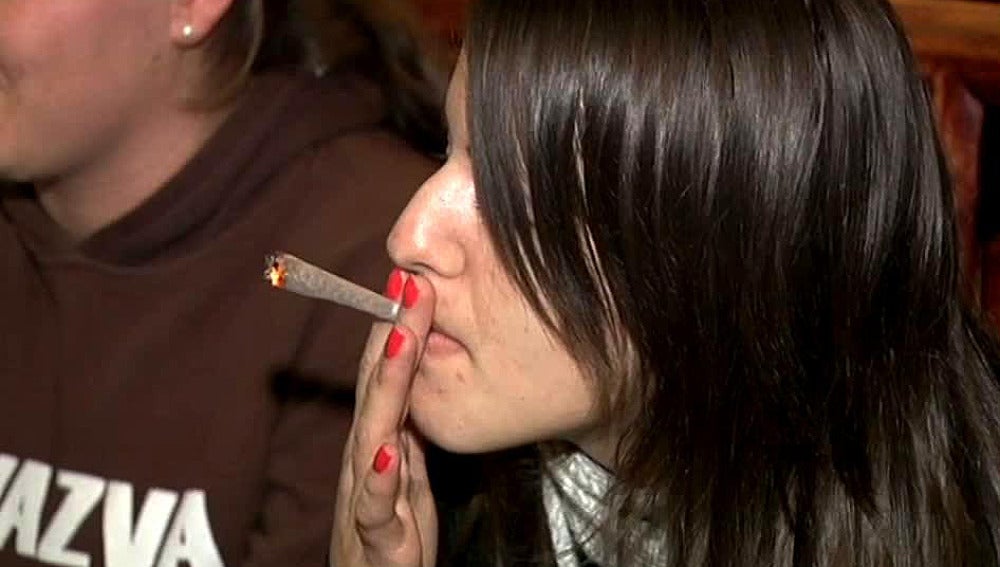 Una joven fuma marihuana