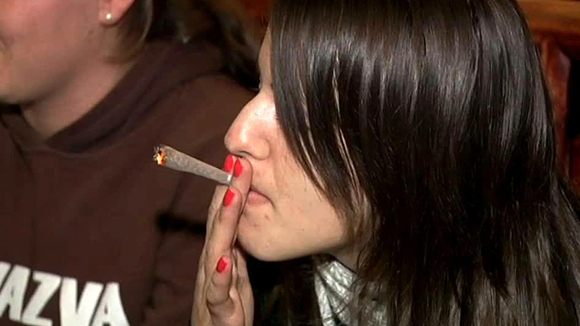 Una joven fuma marihuana Una joven fuma marihuana