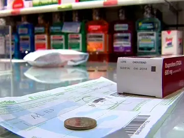 Una moneda de euro sobre una receta Una moneda de euro sobre una receta