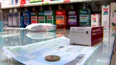 Una moneda de euro sobre una receta Una moneda de euro sobre una receta