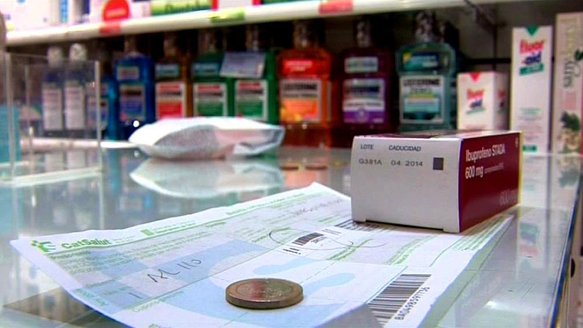 Una moneda de euro sobre una receta