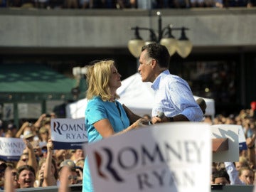 Mitt Romney habla con su esposa, Ann