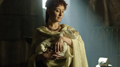 Claudia visita a Marco y le ofrece quedarse cerca de Cayo