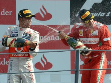 Fernando Alonso y Hamilton en el podio de Monza