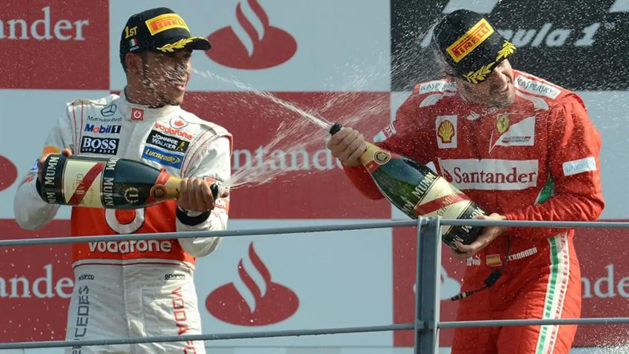 Fernando Alonso y Hamilton en el podio de Monza
