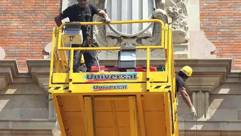 El Parlament sustituye el escudo borbónico por el emblema de la bandera catalana El Parlament sustituye el escudo borbónico por el emblema de la bandera catalana