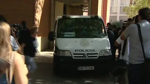 El furgón policial de José Bretón entra al juzgado El furgón policial de José Bretón entra al juzgado