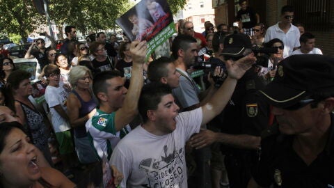 La gente ha increpado a Bret&oacute;n a las puertas del juzgado