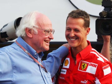 Sid Watkins acomapañado por Michael Schumacher.