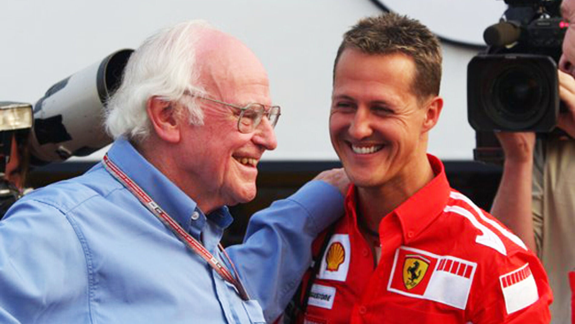 Sid Watkins acomapa&ntilde;ado por Michael Schumacher.