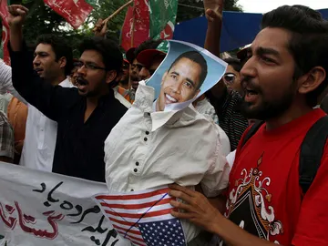 Simpatizantes del partido Tehrik-e-Insaf con una efigie del presidente de Estados Unido Simpatizantes del partido Tehrik-e-Insaf con una efigie del presidente de Estados Unido