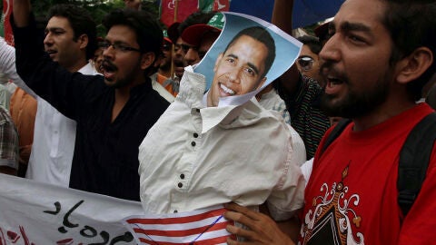 Simpatizantes del partido Tehrik-e-Insaf con una efigie del presidente de Estados Unido
