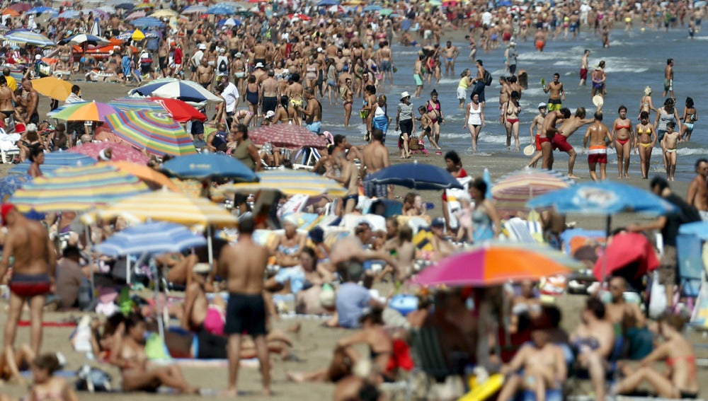 Bañistas en la playa de la Malvarrosa