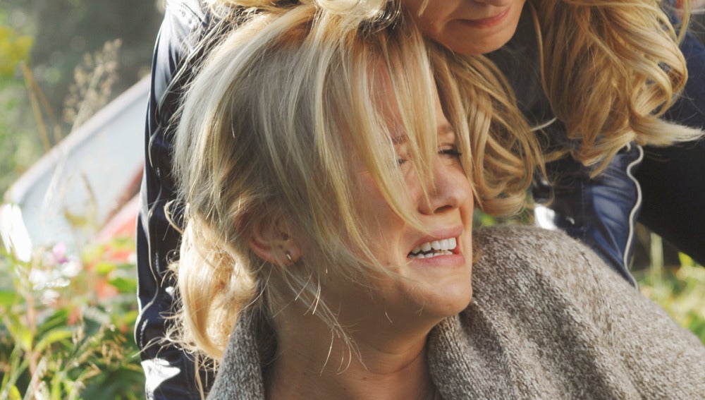 Emma ayuda a Ashley