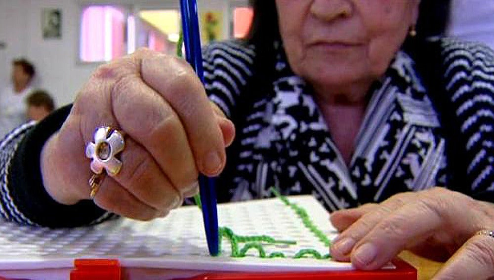 Aprendiendo a vivir con Alzheimer (Archivo)