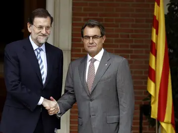 Rajoy saluda a Mas en la Moncloa Rajoy saluda a Mas en la Moncloa