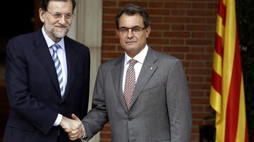 Rajoy saluda a Mas en la Moncloa