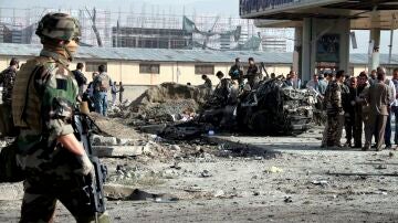  Soldados afganos resguardan el lugar de un atentado