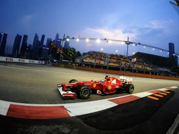 Alonso luce Ferrari ante el público de Singapur