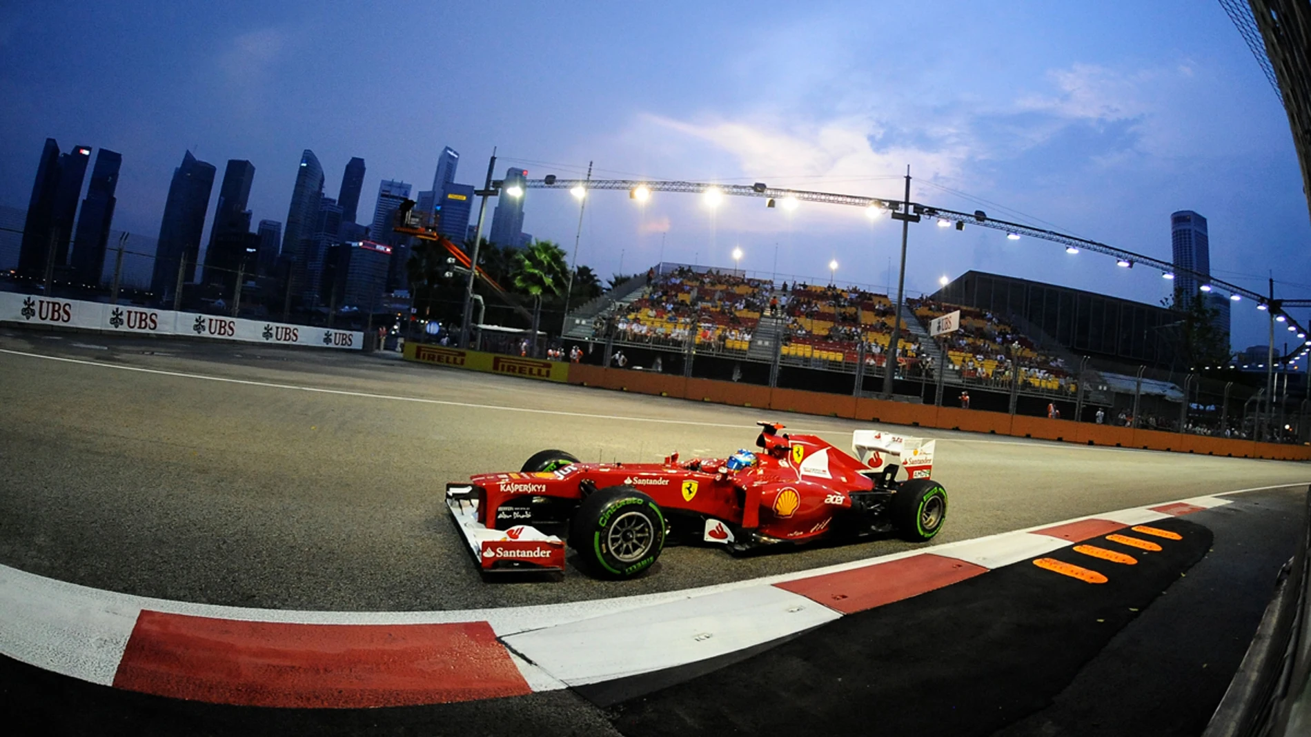 Alonso luce Ferrari ante el público de Singapur