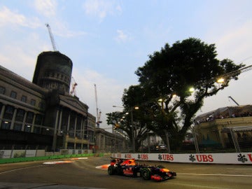 Vettel toma una curva en Marina Bay