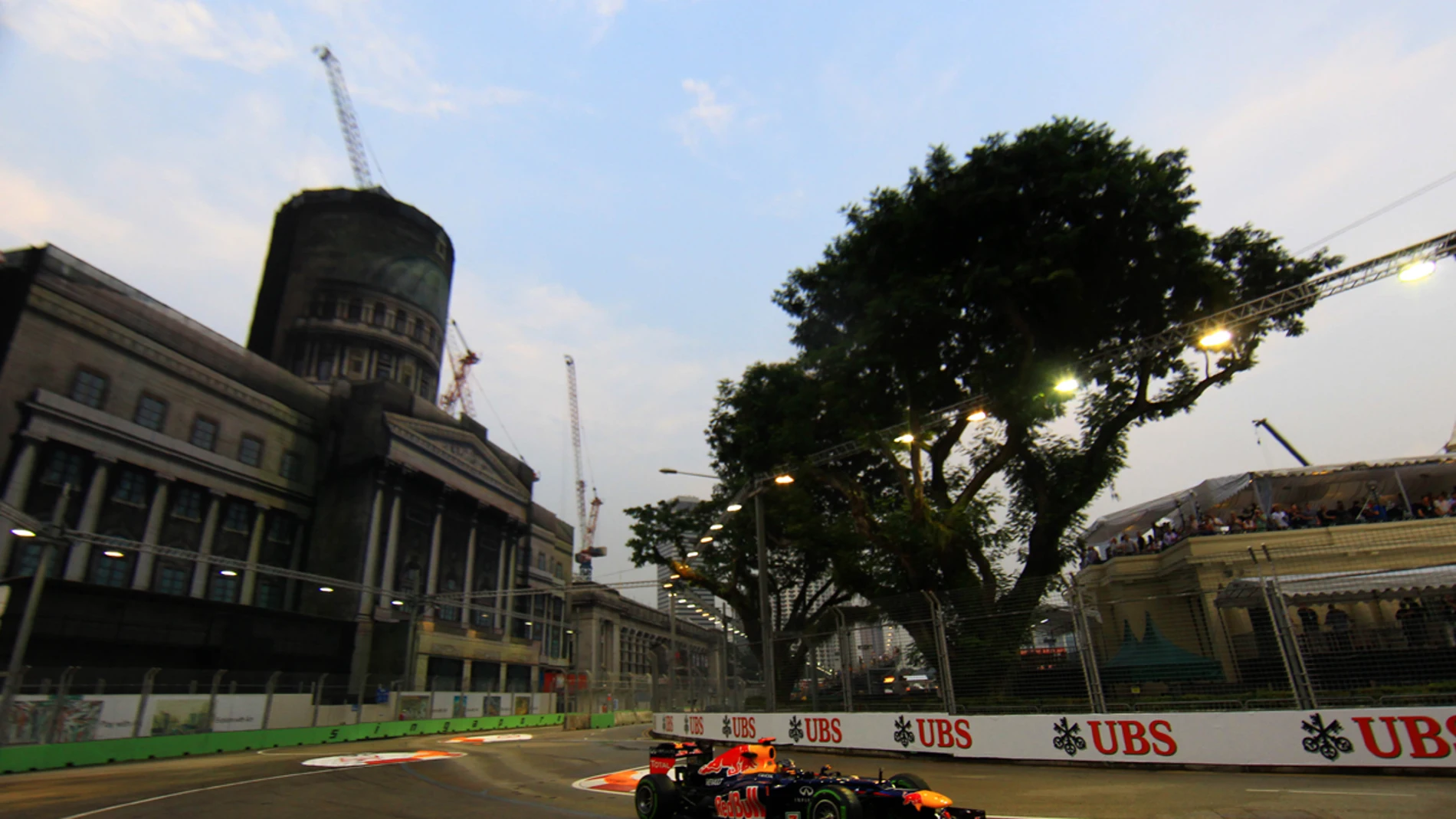Vettel toma una curva en Marina Bay