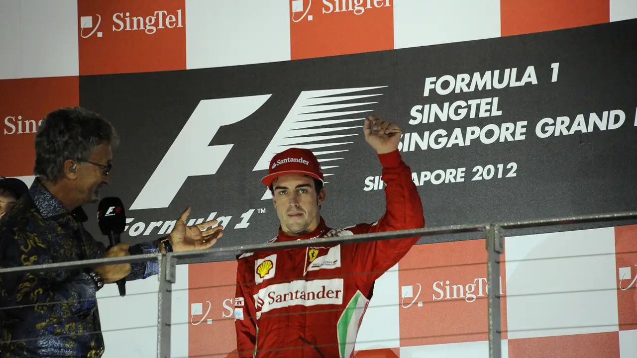 Fernando Alonso en el podio de Marina Bay