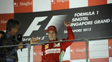 Fernando Alonso en el podio de Marina Bay