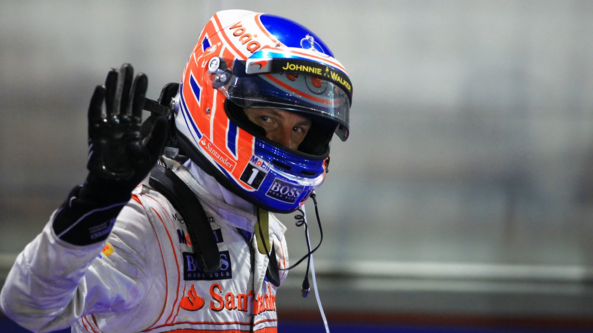 Jenson Button saluda con el casco puesto