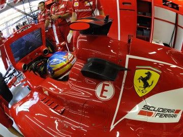 Fernando en el box de Ferrari