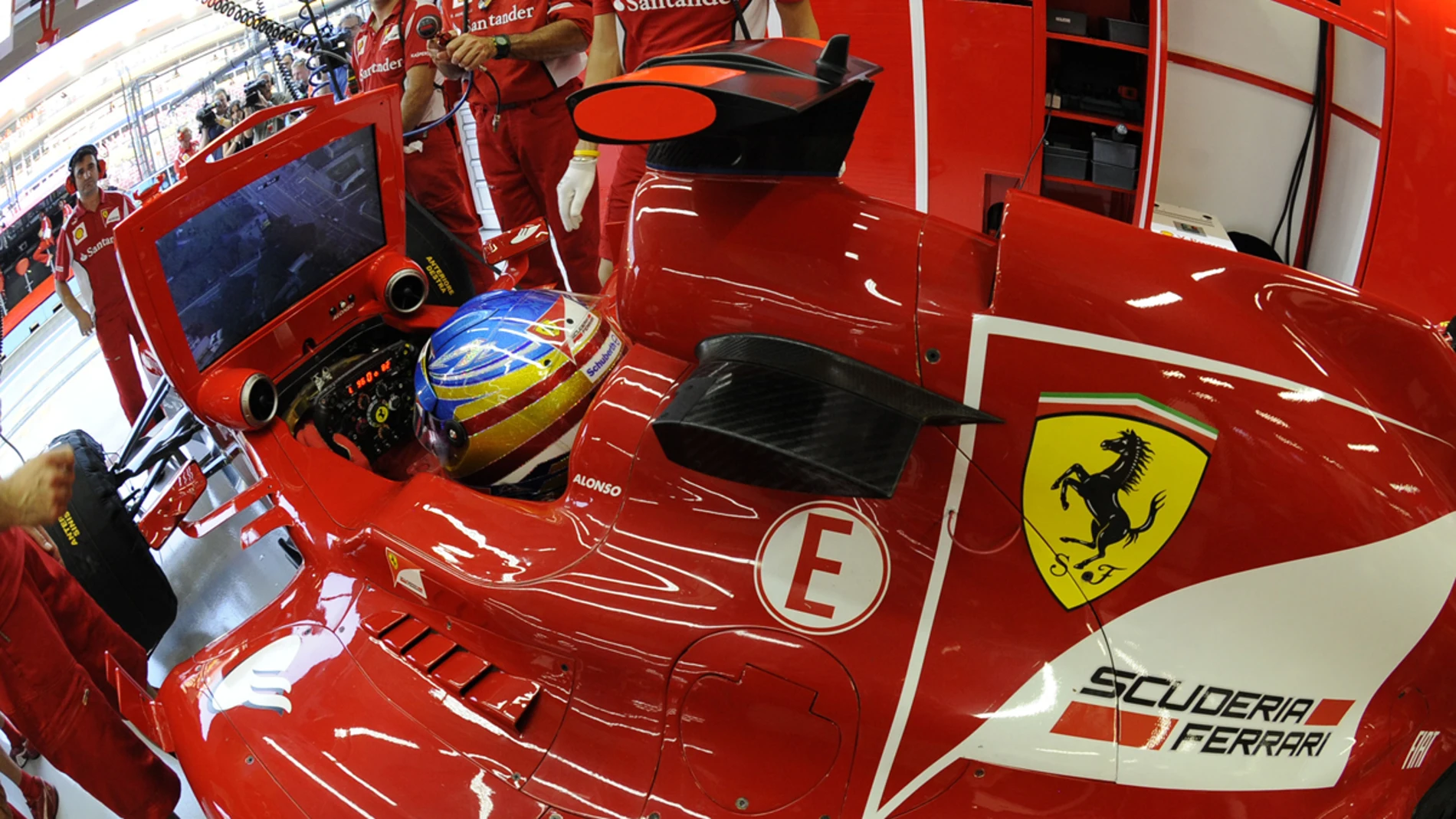 Fernando en el box de Ferrari