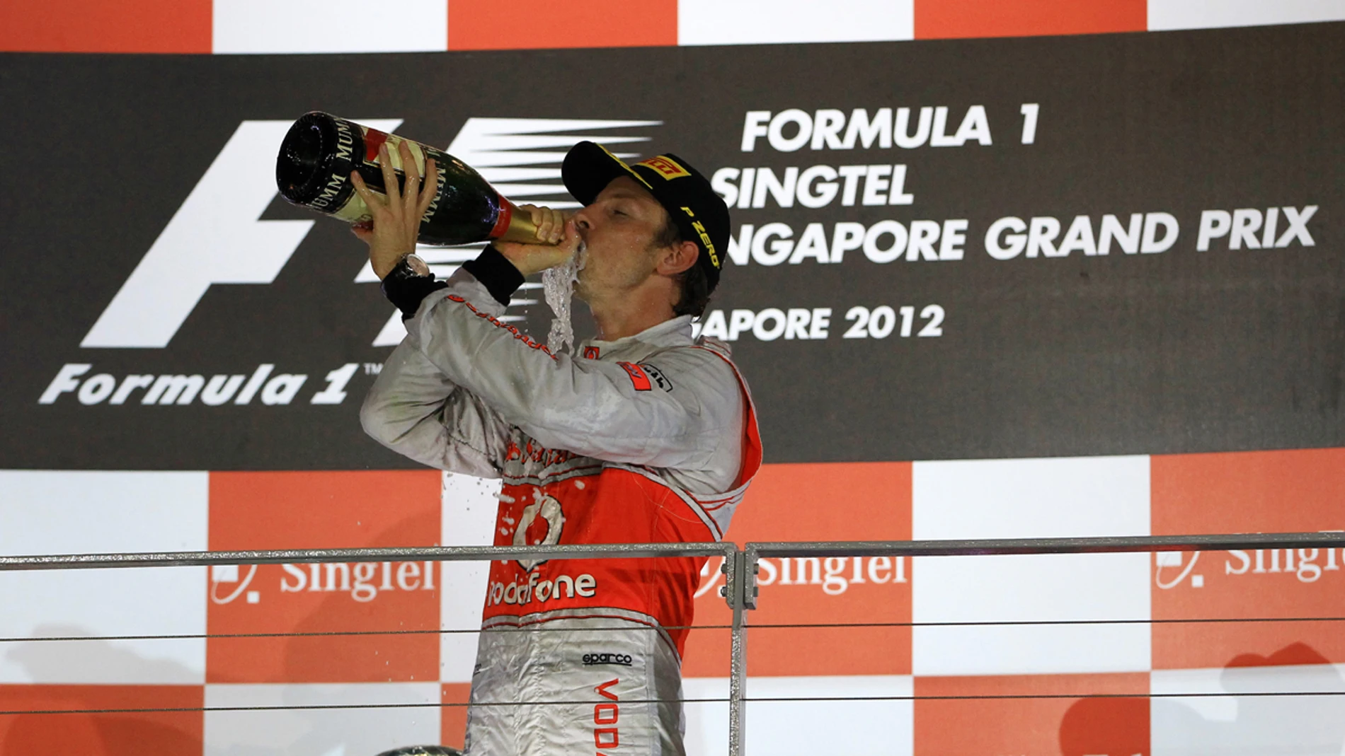 Button celebra su segundo puesto en Singapur