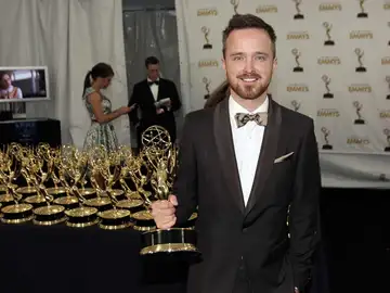 Aaron Paul (Breaking Bad) rodeado de Emmys Aaron Paul (Breaking Bad) rodeado de Emmys