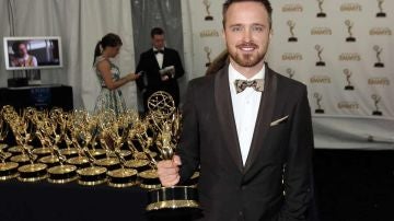 Aaron Paul (Breaking Bad) rodeado de Emmys