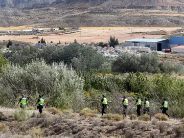 La Guardia Civil rastrea la zona donde ha sido encontrado el cadáver La Guardia Civil rastrea la zona donde ha sido encontrado el cadáver